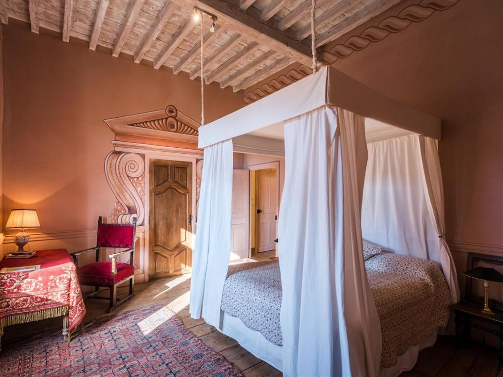 Chateau Des Marcilly Talaru Шалмазел Стая снимка